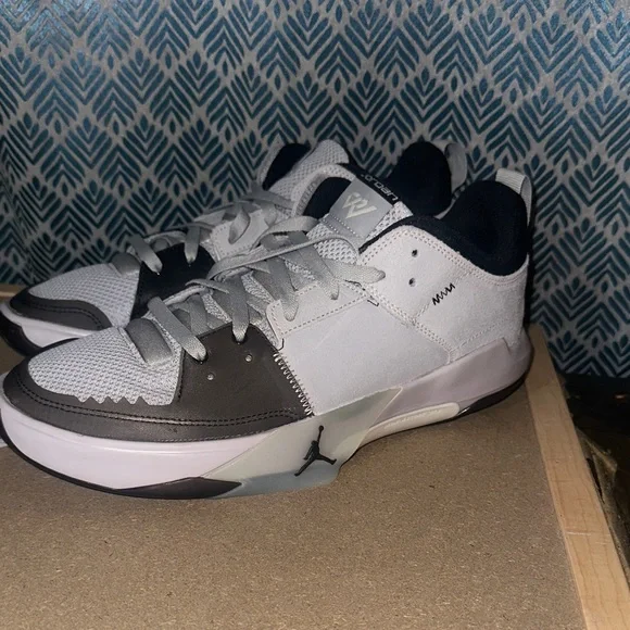 Jordan Men's Black and Gray Athletic Shoes - Picture 5 of 5